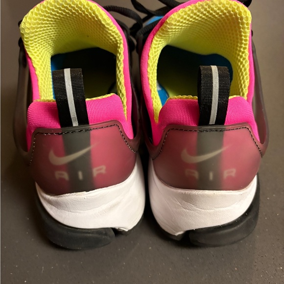 Nike Air Presto
Men’s 9 - Picture 2 of 3